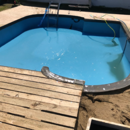 Accessoires indispensables pour l'entretien de votre piscine : produits et outils Le Moule